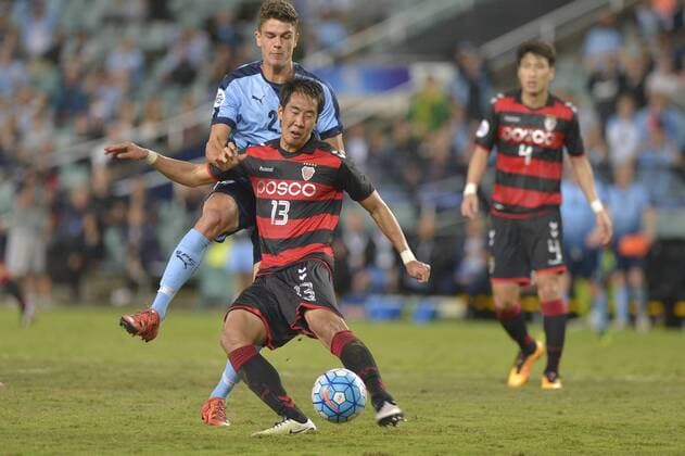 05.04.2016. Sydney Football Stadium, Sydney, Australia. AFC Champions League. Sydney versus Pohang Steelers. Pohang defender Kim Won-il in action Sydney won the game by a score of 1-0. xNigelxOwenx  ActionPlus11725180