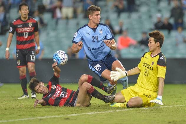 05.04.2016. Sydney Football Stadium, Sydney, Australia. AFC Champions League. Sydney versus Pohang Steelers. Sydney forward George Blackwood shoots but his shot is saved by Pohang goalkeeper Kim Jin-young. Sydney won the game by a score of 1-0. xNigelxOwenx  ActionPlus11725187