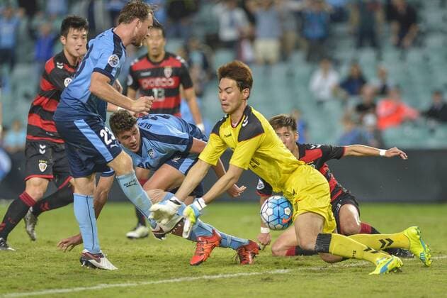 05.04.2016. Sydney Football Stadium, Sydney, Australia. AFC Champions League. Sydney versus Pohang Steelers. Sydney forward George Blackwood shoots but his shot is saved by Pohang goalkeeper Kim Jin-young. Sydney won the game by a score of 1-0. xNigelxOwenx  ActionPlus11725188