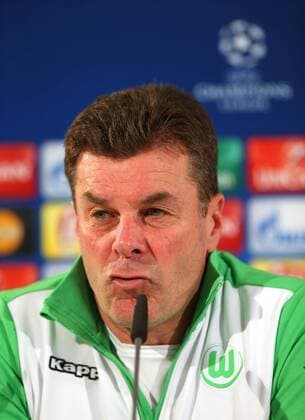 Wolfsburg VfL vs Real Madrid, CL Vorberichte Wolfsburg, Deutschland. 05.04.2016, FUßBALL - VfL Wolfsburg vs Real Madrid C.F. , Champions League, Viertelfinale, Saison 2015-2016, Volkswagen Arena. Bild zeigt: Cheftrainer Dieter Hecking (VfL Wolfsburg) während der Pressekonferenz.