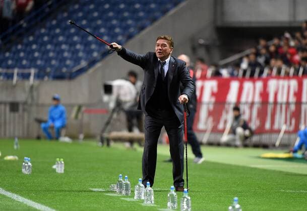 (160405) -- SAITAMA, April 5, 2016 -- Head coach of Japan s Urawa Red Diamonds Mihailo Petrovic gestures during the AFC Champions League Group H football match against China s Guangzhou Evergrandtaobao in Saitama, Japan, April 5, 2016. ) (SP)JAPAN-SAITAMA-FOOTBALL-AFC CHAMPIONS LEAGUE LiuxDawei 