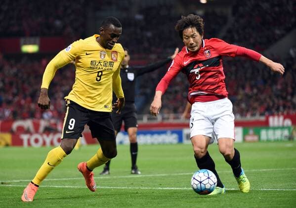 (160405) -- SAITAMA, April 5, 2016 -- Jackson Martinez (L) of China s Guangzhou Evergrandtaobao vies with Ugajin Tomoya of Japan s Urawa Red Diamonds during the AFC Champions League Group H football match in Saitama, Japan, April 5, 2016. ) (SP)JAPAN-SAITAMA-FOOTBALL-AFC CHAMPIONS LEAGUE LiuxDawei 