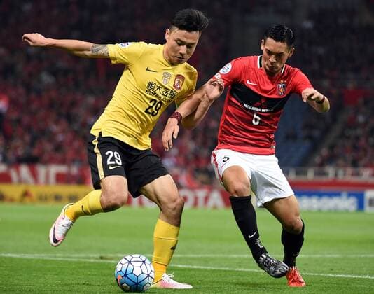 (160405) -- SAITAMA, April 5, 2016 -- Gao Lin (L) of China s Guangzhou Evergrandtaobao vies with Makino Tomoaki of Japan s Urawa Red Diamonds during the AFC Champions League Group H football match in Saitama, Japan, April 5, 2016. ) (SP)JAPAN-SAITAMA-FOOTBALL-AFC CHAMPIONS LEAGUE LiuxDawei 