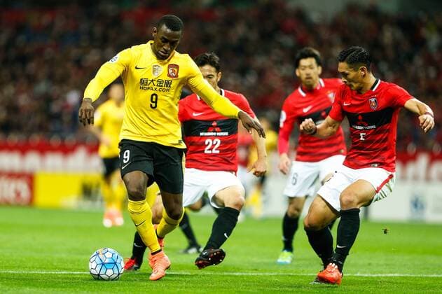SAITAMA, JAPAN - APRIL 05: (CHINA OUT) Jackson Martinez 9 of Guangzhou Evergrande and Tomoaki Makino 5 of Urawa Red Diamonds compete for the ball during the AFC Champions League Group H match between Urawa Red Diamonds and Guangzhou Evergrande at the Saitama Stadium on April 5, 2016 in Saitama, Japan.  CFP482263886 