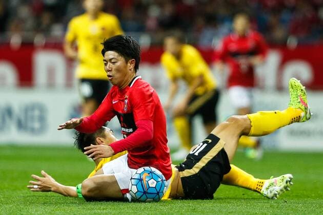 SAITAMA, JAPAN - APRIL 05: (CHINA OUT) Zheng Zhi 10 of Guangzhou Evergrande and Yuki Muto 9 of Urawa Red Diamonds compete for the ball during the AFC Champions League Group H match between Urawa Red Diamonds and Guangzhou Evergrande at the Saitama Stadium on April 5, 2016 in Saitama, Japan.  CFP482263902 