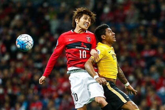 SAITAMA, JAPAN - APRIL 05: (CHINA OUT) Paulinho 8 of Guangzhou Evergrande and Yosuke Kashiwagi 10 of Urawa Red Diamonds compete for the ball during the AFC Champions League Group H match between Urawa Red Diamonds and Guangzhou Evergrande at the Saitama Stadium on April 5, 2016 in Saitama, Japan.  CFP482263904 