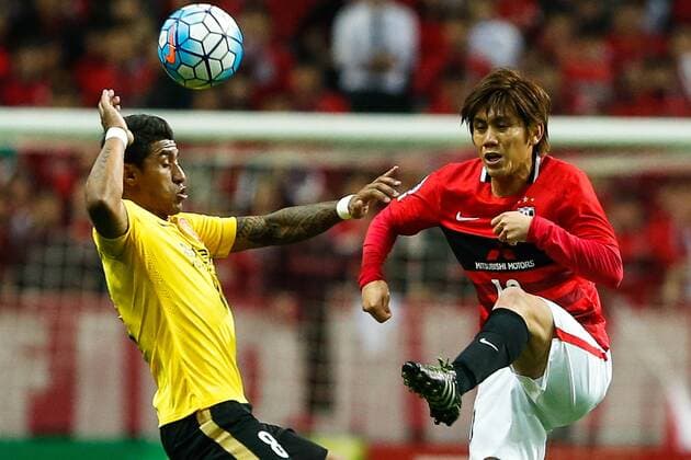 SAITAMA, JAPAN - APRIL 05: (CHINA OUT) Paulinho 8 of Guangzhou Evergrande and Yosuke Kashiwagi 10 of Urawa Red Diamonds compete for the ball during the AFC Champions League Group H match between Urawa Red Diamonds and Guangzhou Evergrande at the Saitama Stadium on April 5, 2016 in Saitama, Japan.  CFP482263909 