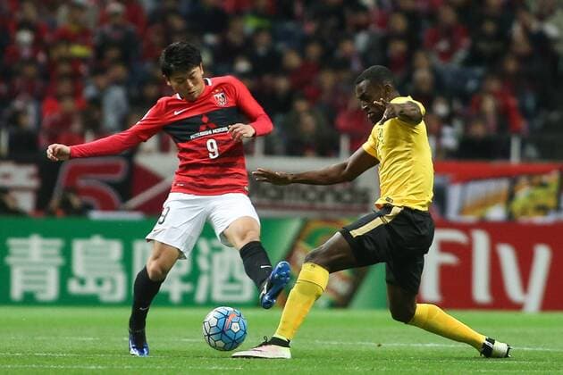 SAITAMA, JAPAN - APRIL 05: (CHINA OUT) Jackson Martinez 9 of Guangzhou Evergrande and Yuki Muto 9 of Urawa Red Diamonds compete for the ball during the AFC Champions League Group H match between Urawa Red Diamonds and Guangzhou Evergrande at the Saitama Stadium on April 5, 2016 in Saitama, Japan.  CFP482263917 