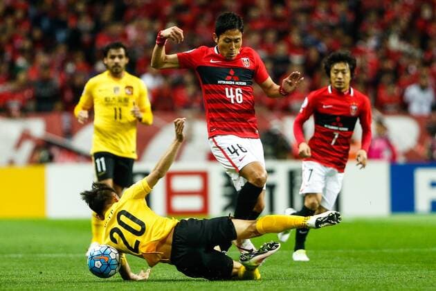 SAITAMA, JAPAN - APRIL 05: (CHINA OUT) Yu Hanchao 20 of Guangzhou Evergrande and Ryota Moriwaki 46 of Urawa Red Diamonds compete for the ball during the AFC Champions League Group H match between Urawa Red Diamonds and Guangzhou Evergrande at the Saitama Stadium on April 5, 2016 in Saitama, Japan.  CFP482263916 