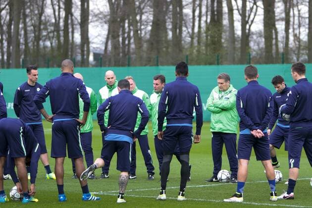 Fußball, UEFA Champions League, Pressekonferenz und Abschlusstraining VfL Wolfsburg und Real Madrid; Dieter Hecking (Cheftrainer Wolfsburg) Mannschaftskreis, einschwören vor dem Training, Teamkreis, Ansprache, Motivation. xtgx
