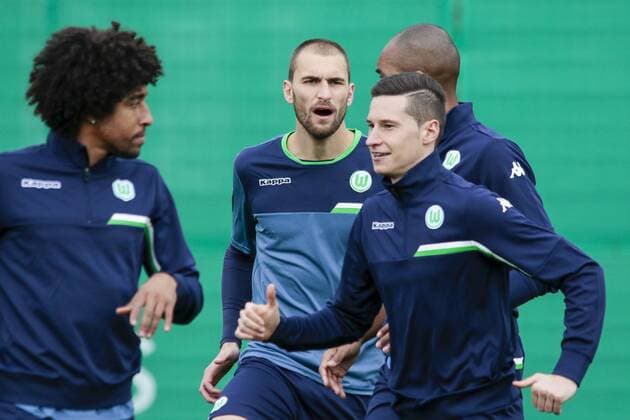 Fußball, UEFA Champions League, Pressekonferenz und Abschlusstraining VfL Wolfsburg und Real Madrid; Bas Dost (Wolfsburg, 12() hinten). xtgx