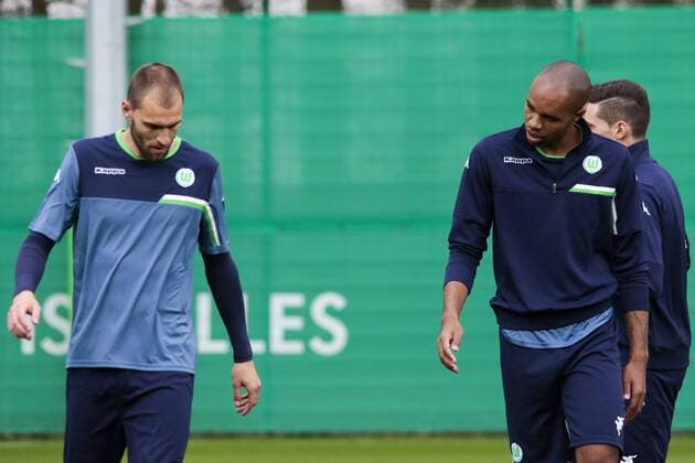 Fußball, UEFA Champions League, Pressekonferenz und Abschlusstraining VfL Wolfsburg und Real Madrid; Bas Dost (Wolfsburg, 12) und Naldo (Wolfsbiurg, 25) m Gespräch. xtgx