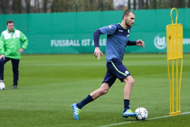 Fußball, UEFA Champions League, Pressekonferenz und Abschlusstraining VfL Wolfsburg und Real Madrid; Bas Dost (Wolfsburg, 12) Einzelbild, Aktion, action, hinten Dieter Hecking (Cheftrainer Wolfsburg). xtgx
