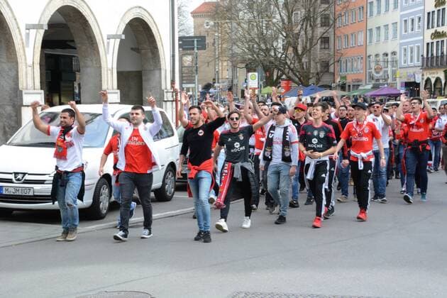 Muenchen 05.04.16 Im Tal Lissabon Fussball Fans