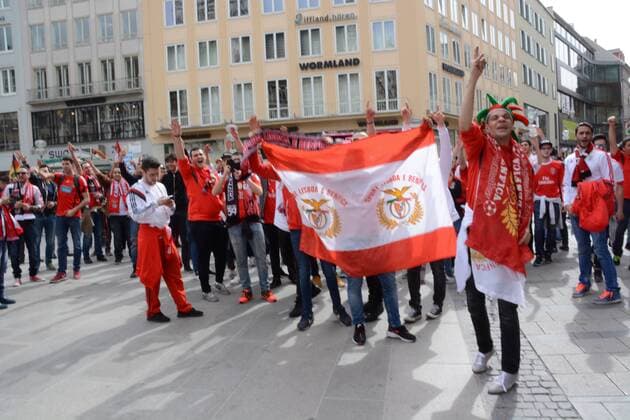 Muenchen 05.04.16 Marienplatz Lissabon Fussball Fans