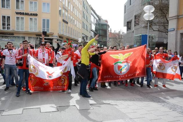 Muenchen 05.04.16 Marienplatz Lissabon Fussball Fans