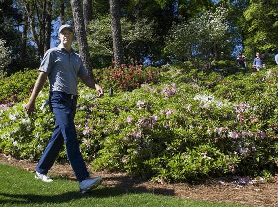 Bilder des Tages - SPORT Jordan Spieth walks to the 6th green during a practice round before the 2016 Masters Tournament at Augusta National in Augusta, Georgia on April 5, 2016.  AUG20160405326 KEVINxDIETSCH