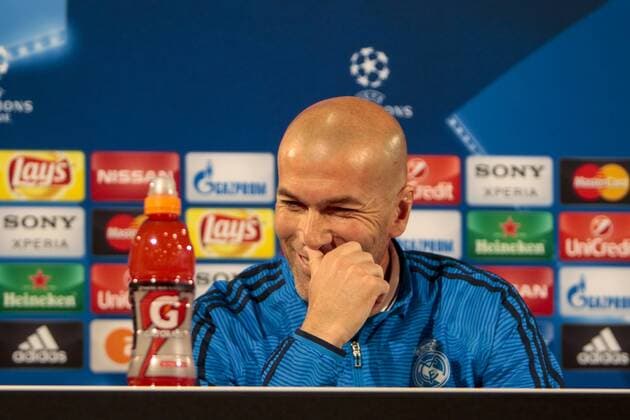 Fußball, UEFA Champions League, Pressekonferenz und Abschlusstraining VfL Wolfsburg und Real Madrid; Zinedine Zidane (Trainer Real Madrid) Portrait, Porträt, Einzelbild Pressekonferenz, PK, Presserunde lacht lachen laugh rie. xtgx