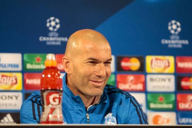 Fußball, UEFA Champions League, Pressekonferenz und Abschlusstraining VfL Wolfsburg und Real Madrid; Zinedine Zidane (Trainer Real Madrid) Portrait, Porträt, Einzelbild Pressekonferenz, PK, Presserunde lachen laugh rie. xtgx