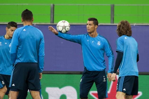 Bilder des Tages - SPORT Fußball, UEFA Champions League, Pressekonferenz und Abschlusstraining VfL Wolfsburg und Real Madrid; Cristiano Ronaldo (Real Madrid) jongliert mit Ball. xtgx