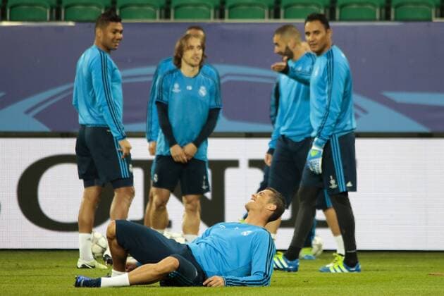 Fußball, UEFA Champions League, Pressekonferenz und Abschlusstraining VfL Wolfsburg und Real Madrid; Cristiano Ronaldo (Real Madrid) Verletzt, am Boden, behandelt, injury, injured, hurt mit Schmerzen nach Foul, verletzt, angeschlagen, am Boden, pain. xtgx