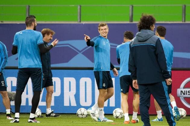 Fußball, UEFA Champions League, Pressekonferenz und Abschlusstraining VfL Wolfsburg und Real Madrid; Toni Kroos lacht gibt Anweisungen, gestikuliert, mit den Armen gestikulieren, gives instructions, gesticulate. xtgx