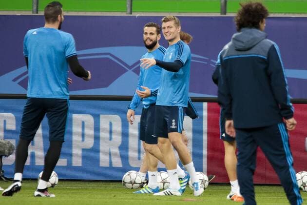 Fußball, UEFA Champions League, Pressekonferenz und Abschlusstraining VfL Wolfsburg und Real Madrid; Toni Kroos lacht. xtgx