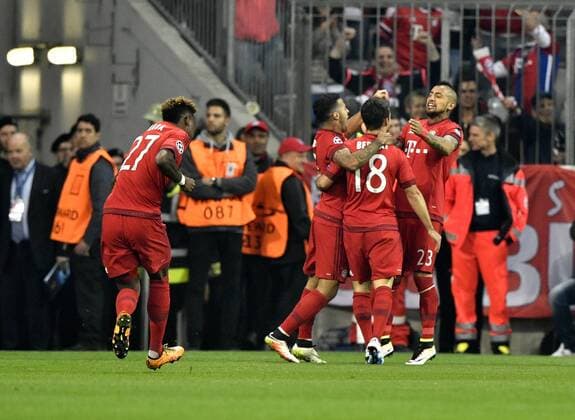TOR zum 1:0 durch Arturo Vidal FC Bayern München Torjubel FC Bayern München FCB vs Benfica Lissabon UEFA Champions-League CL Viertelfinale Hinspiel Saison 2015 2016 München Allianz Arena 05.04.2016 FC Bayern München FCB vs Benfica Lissabon