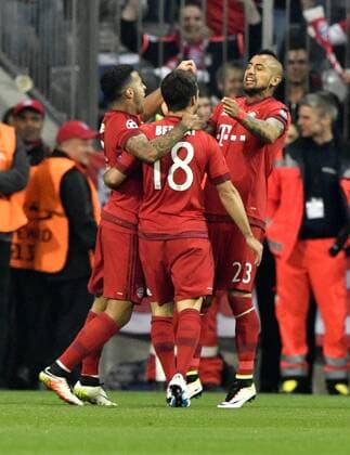 TOR zum 1:0 durch Arturo Vidal FC Bayern München Torjubel FC Bayern München FCB vs Benfica Lissabon UEFA Champions-League CL Viertelfinale Hinspiel Saison 2015 2016 München Allianz Arena 05.04.2016 FC Bayern München FCB vs Benfica Lissabon