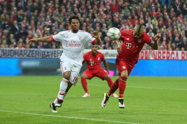 05.04.2016, xjfx, Fussball Champions League, FC Bayern Muenchen - Benfica Lissabon, emspor, v.l.Eliseu (Benfica Lissabon),Arturo Vidal (FC Bayern Muenchen),Goal scored, Tor zum 1:0