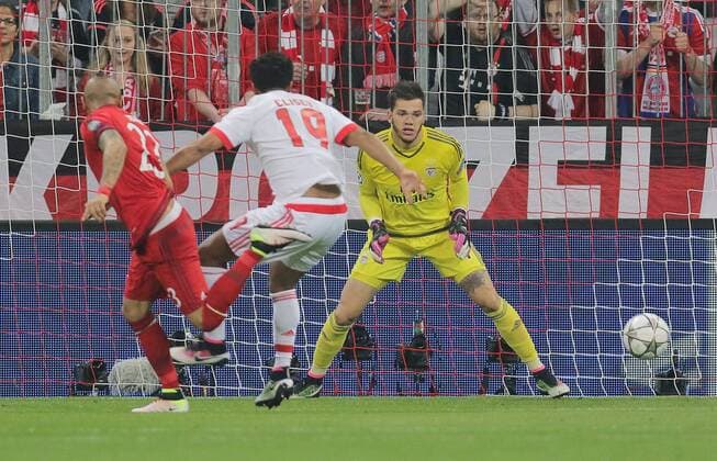 Arturo VIDAL, FCB 23 Torschuss, schiesst das Tor zum 1-0 FC BAYERN MUENCHEN - BENFICA LISSABON Quarterfinal, Football UEFA Champions League, Munich, 05.04.2016 CL Saison 2015 2016
