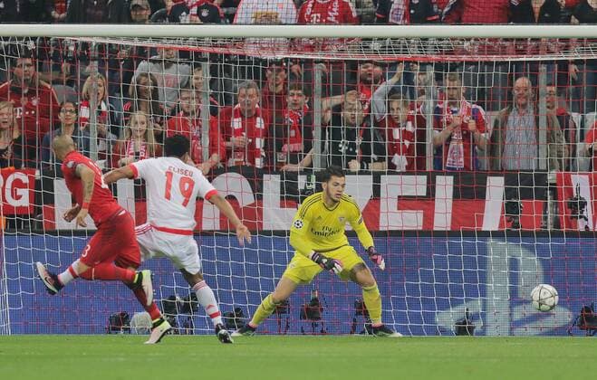 Arturo VIDAL, FCB 23 Torschuss, schiesst das Tor zum 1-0 FC BAYERN MUENCHEN - BENFICA LISSABON Quarterfinal, Football UEFA Champions League, Munich, 05.04.2016 CL Saison 2015 2016