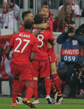 Arturo VIDAL, FCB 23 Torschuss, schiesst das Tor zum 1-0 Torjubel, Jubel nach dem Tor FC BAYERN MUENCHEN - BENFICA LISSABON Quarterfinal, Football UEFA Champions League, Munich, 05.04.2016 CL Saison 2015 2016