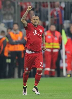 Bilder des Tages - SPORT Arturo VIDAL, FCB 23 Torschuss, schiesst das Tor zum 1-0 Torjubel, Jubel nach dem Tor FC BAYERN MUENCHEN - BENFICA LISSABON Quarterfinal, Football UEFA Champions League, Munich, 05.04.2016 CL Saison 2015 2016