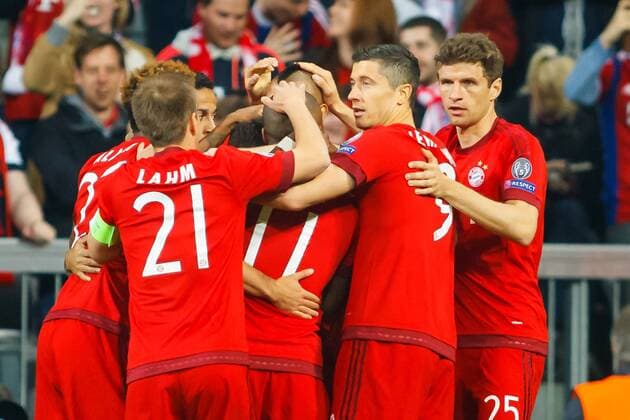 GER, UEFA CL Viertelfinale, FC Bayern Muenchen (GER) vs. Benfica Lissabon (POR) 05.04.2016, Allianz Arena, Muenchen, GER, UEFA CL Viertelfinale, FC Bayern Muenchen (GER) vs. Benfica Lissabon (POR) , im Bild Jubel nach dem Tor zum 1-0 durch Arturo Erasmo Vidal (FCB 23) mit Thomas Mueller (FCB 25) Philipp Lahm (FCB 21) Robert Lewandowski (FCB 9) nphxStraubmeier