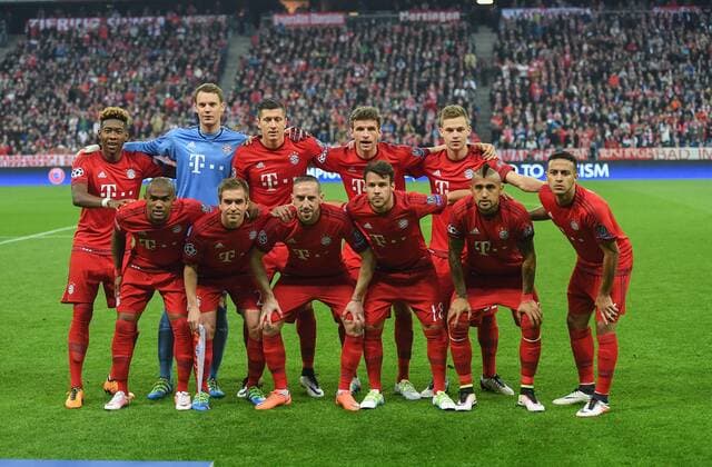 FUSSBALL CHAMPIONS LEAGUE SAISON 2015 2016 VIERTELFINALE HINSPIEL FC Bayern Muenchen - Benfica Lissabon 05.04.2016 Teamfoto FC Bayern, hintere Reihe von links: David Alaba, Torwart Manuel Neuer, Robert Lewandowski, Thomas Mueller und Joshua Kimmich. Vordere Reihe von links: Douglas Costa, Philipp Lahm, Franck Ribery, Juan Bernat, Arturo Vidal und Thiago Alcantara 