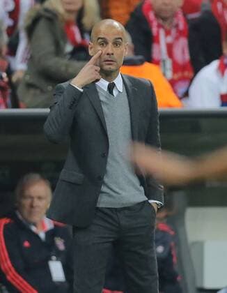 Trainer Cheftrainer Pep GUARDIOLA (FCB) Halbfigur, Freisteller , Aktion, Einzelbild, Portrait, Porträt, gestikuliert und gibt Anweisungen, Aktion, Einzelbild, Gestik, Geste, Handbewegung, zeigen, deuten FC BAYERN MUENCHEN - BENFICA LISSABON Quarterfinal, Football UEFA Champions League, Munich, 05.04.2016 CL Saison 2015 2016
