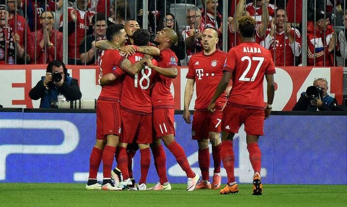 Fußball, Champions League, Viertelfinale, FC Bayern München - Benfica Lissabon 05.04.2016, xjhx, Fussball Champions League, FC Bayern Muenchen - Benfica Lissabon, emspor, v.l. Arturo Vidal (FC Bayern Muenchen) und Spieler vom FC Bayern Muenchen Torjubel, Goal celebration, celebrate the goal zum 1:0