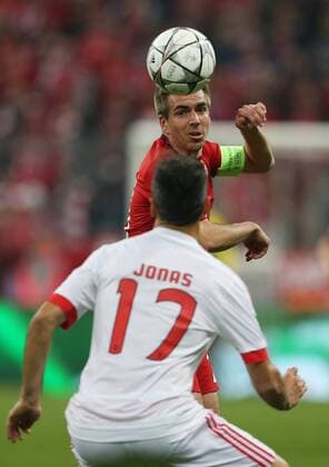 SOCCER - CL, Bayern vs Benfica MUNICH,GERMANY,05.APR.16 - SOCCER - UEFA Champions League, quarterfinal, FC Bayern Muenchen vs SL Benfica Lisbon. Image shows Jonas (Benfica) and Philipp Lahm (Bayern). GEPAxpictures xThomasxBachun