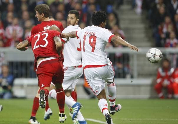 Arturo Vidal (Bayern, links) erzielt das Tor zum 1:0 für München . FC Bayern München-Benfica Lissabon . München, GER, 05.04.2016, Viertelfinale Hinspiel, Fussball-Champions League 2015-2016 .