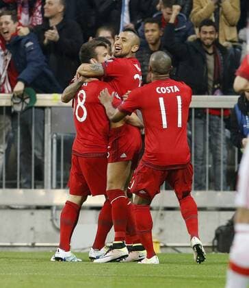 Torjubel 1:0 Münmchen, V.li. Javier Martinez (Bayern) , Torschütze Arturo Vidal (Bayern) , Douglas Costa (Bayern) . FC Bayern München-Benfica Lissabon . München, GER, 05.04.2016, Viertelfinale Hinspiel, Fussball-Champions League 2015-2016 .