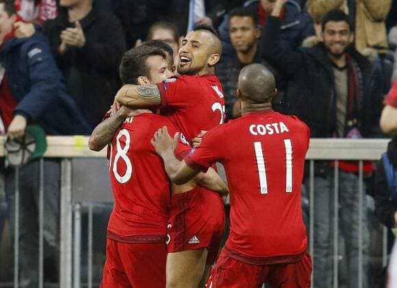 Bilder des Tages - SPORT Torjubel 1:0 Münmchen, V.li. Javier Martinez (Bayern) , Torschütze Arturo Vidal (Bayern) , Douglas Costa (Bayern) . FC Bayern München-Benfica Lissabon . München, GER, 05.04.2016, Viertelfinale Hinspiel, Fussball-Champions League 2015-2016 .