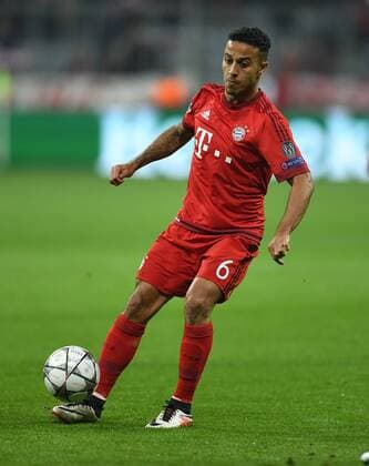 FUSSBALL CHAMPIONS LEAGUE SAISON 2015 2016 VIERTELFINALE HINSPIEL FC Bayern Muenchen - Benfica Lissabon 05.04.2016 Thiago Alcantara (FC Bayern Muenchen) 