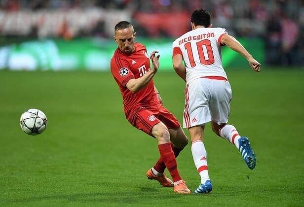 FUSSBALL CHAMPIONS LEAGUE SAISON 2015 2016 VIERTELFINALE HINSPIEL FC Bayern Muenchen - Benfica Lissabon 05.04.2016 Franck Ribery (li, FC Bayern Muenchen) gegen Nicolas Gaitan (re, Benfica Lissabon) 