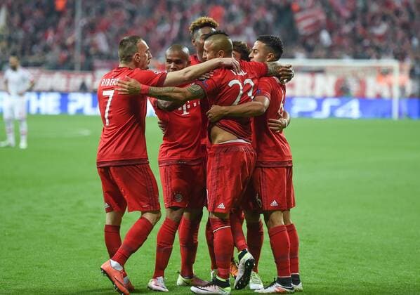 FUSSBALL CHAMPIONS LEAGUE SAISON 2015 2016 VIERTELFINALE HINSPIEL FC Bayern Muenchen - Benfica Lissabon 05.04.2016 Torjubel nach dem 1:0: Franck Ribery, Douglas Costa, Arturo Vidal und Thiago Alcantara (v.l., alle FC Bayern Muenchen) 