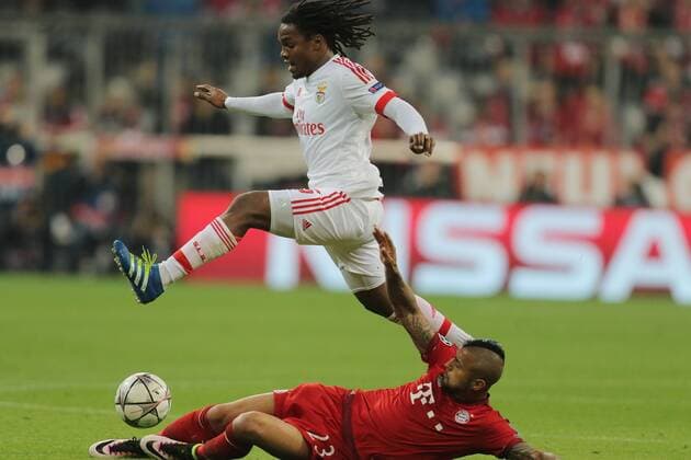 Arturo VIDAL, FCB 23 Zweikampf , Aktion um den Ball gegen Renato SANCHES, Liss 85 FC BAYERN MUENCHEN - BENFICA LISSABON Quarterfinal, Football UEFA Champions League, Munich, 05.04.2016 CL Saison 2015 2016