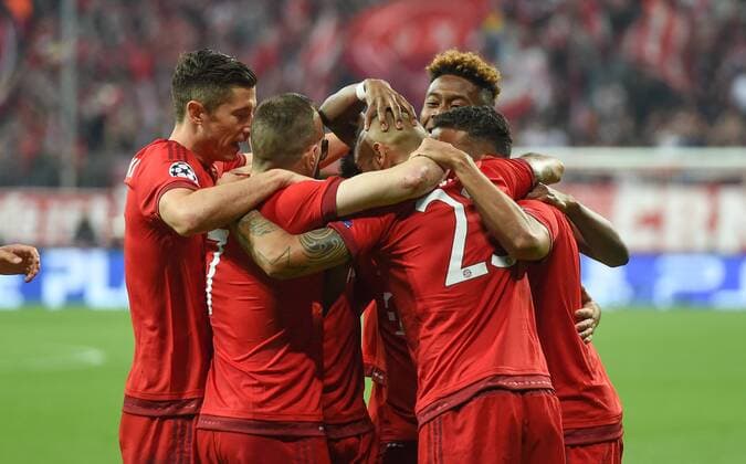 FUSSBALL CHAMPIONS LEAGUE SAISON 2015 2016 VIERTELFINALE HINSPIEL FC Bayern Muenchen - Benfica Lissabon 05.04.2016 Torjubel nach dem 1:0: Robert Lewandowski, Franck Ribery, Arturo Vidal, David Alaba und Thiago Alcantara (v.l., alle FC Bayern Muenchen) 