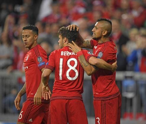 05.04.2016, Fussball Championsleague 2015 2016, Viertelfinale Hinspiel, FC Bayern München - Benfica Lissabon, in der Allianzarena München. Torjubel zum 1:0 von Arturo Vidal (re, FC Bayern München),. 