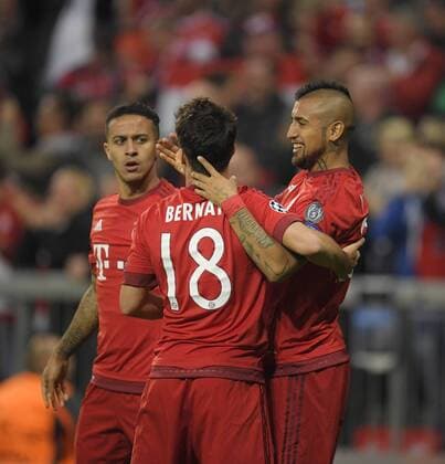 05.04.2016, Fussball Championsleague 2015 2016, Viertelfinale Hinspiel, FC Bayern München - Benfica Lissabon, in der Allianzarena München. Torjubel zum 1:0 von Arturo Vidal (re, FC Bayern München),. 