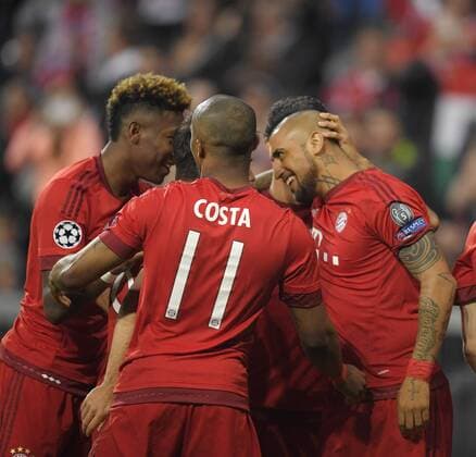 05.04.2016, Fussball Championsleague 2015 2016, Viertelfinale Hinspiel, FC Bayern München - Benfica Lissabon, in der Allianzarena München. Torjubel zum 1:0 von Arturo Vidal (re, FC Bayern München),. 